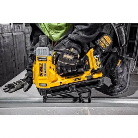 DeWalt 20V MAX* XR‚® Cordless Concrete Nailer Kit